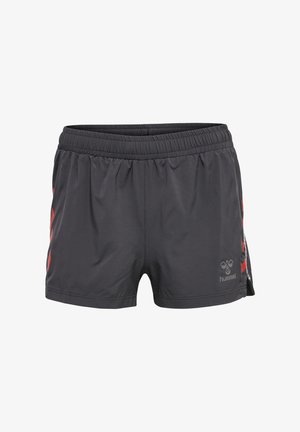 Ciemnoszare sportowe spodenki z elastycznym pasem, czerwonym paskiem po boku i małym logo hummel na przedniej prawej nogawce.