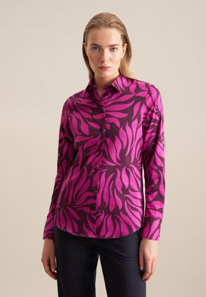 Camicia a maniche lunghe in tessuto viola scuro, con motivo a onde rosa, apertura con bottoni e colletto.