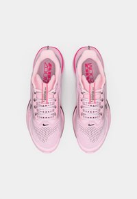 Une paire de chaussures de course Nike Air Zoom Pegasus roses vues d'en haut, présentant des tiges en mesh et des lacets blancs sur un fond blanc.