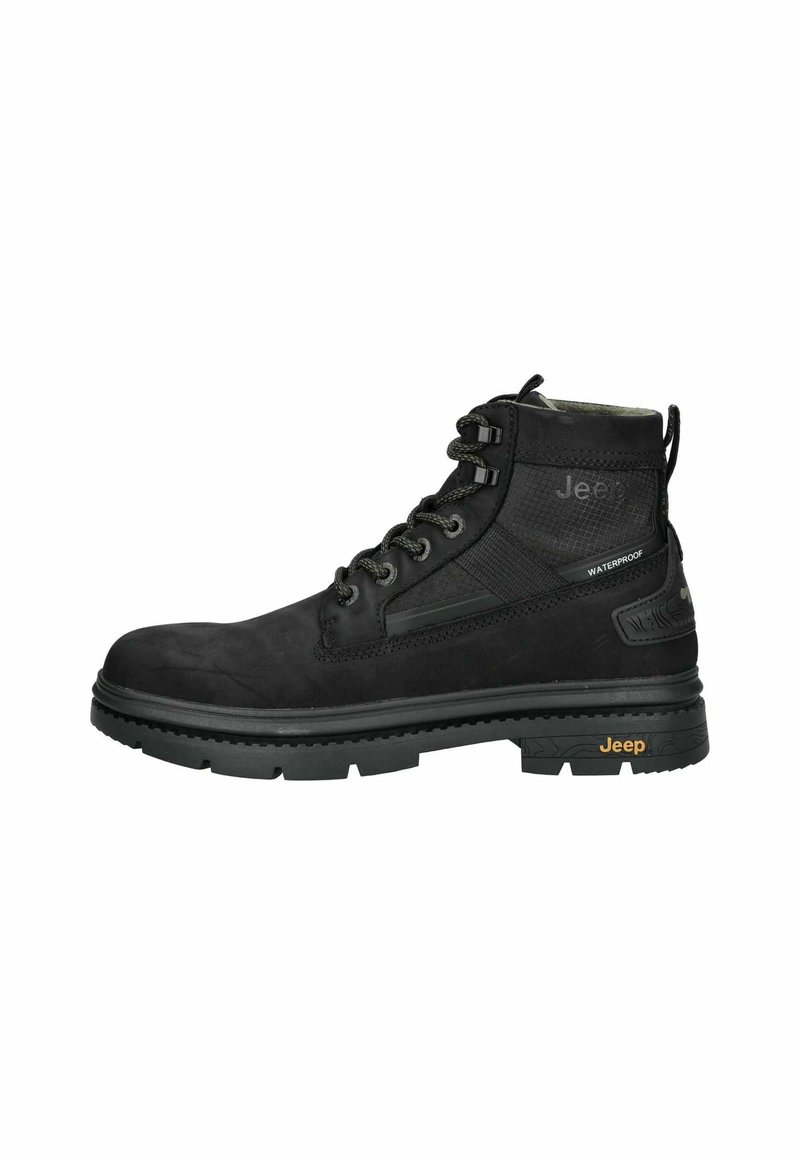 Botas impermeables negras con parte superior texturizada, diseño con cordones, suela de goma y marca Jeep en el lateral y el talón.