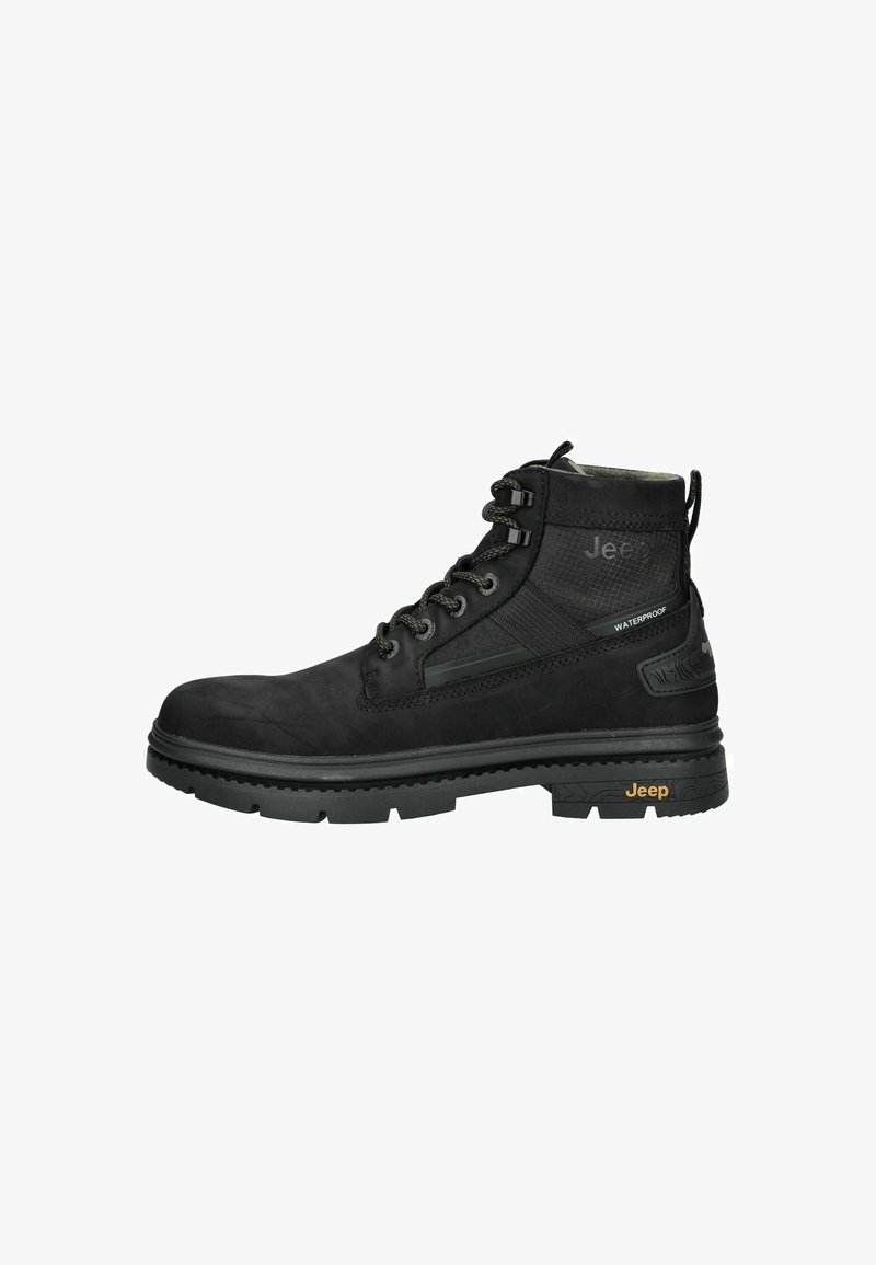 Botas impermeables negras con parte superior texturizada, diseño con cordones, suela de goma y marca Jeep en el lateral y el talón.