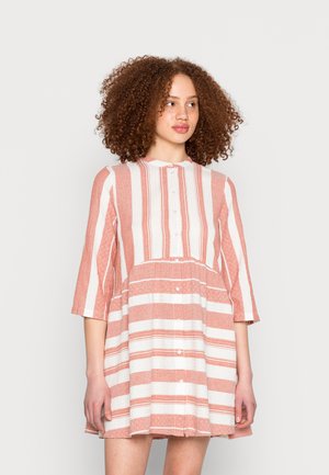Vestido às riscas em terracota e branco, com um fecho frontal de botões, mangas 3/4 e uma saia em camadas com tecido texturizado.