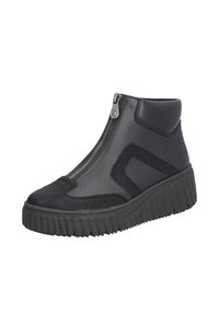 Botte noire à la cheville avec un supérieur en cuir texturé, une fermeture éclair sur le côté et une semelle striée. Comprend des accents lisses et un ajustement serré autour de la cheville.