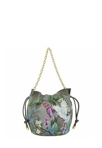 Graue Leder-Bucket-Tasche mit einem gerafften oberen Teil, verziert mit einem Blumen- und Vogelmotiv, goldener Kettenriemen und Kordelzugverschluss.