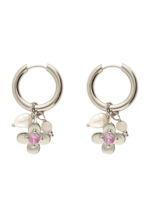 Silberne Creolen mit hängenden Blumenanhängern, die rosa Steine zeigen, zusammen mit unregelmäßigen weißen und blassrosa Perlen.