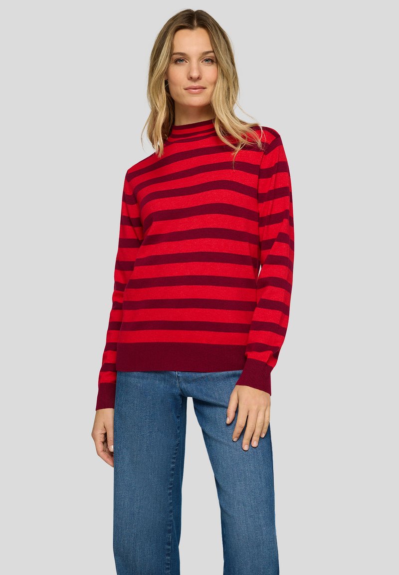 Rot- und bordeauxroter gestreifter Rollkragenpullover mit langen Ärmeln, gerippten Bündchen, getragen zu blauen Jeans. Einfaches Design mit gemütlicher Passform.