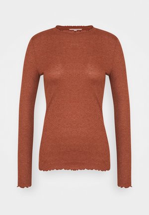 Pull ajusté à manches longues de couleur rouille avec des bords en broderie sur les poignets, le col et l'ourlet, fabriqué à partir d'un tissu tricoté fin.