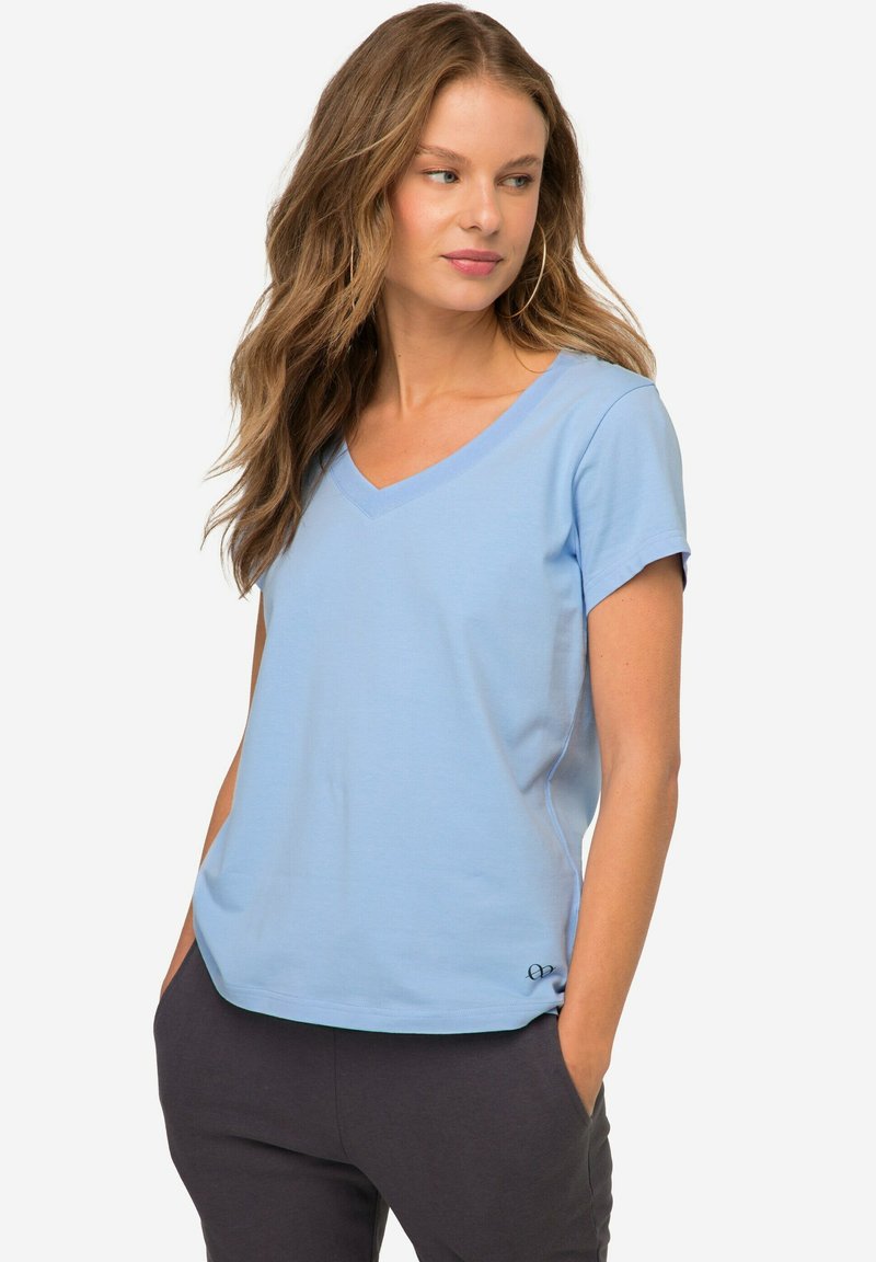 T-shirt azzurro chiaro con scollatura a V e maniche corte, realizzato in tessuto morbido, con una vestibilità comoda e un piccolo logo dettagliato sull'orlo.