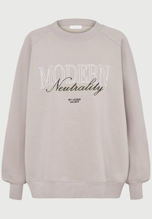 Beige Rundhalsausschnitt Sweatshirt mit "MODERN Neutrality BY LEGER est. 2017" in weißer und schwarzer Schrift auf der Vorderseite.