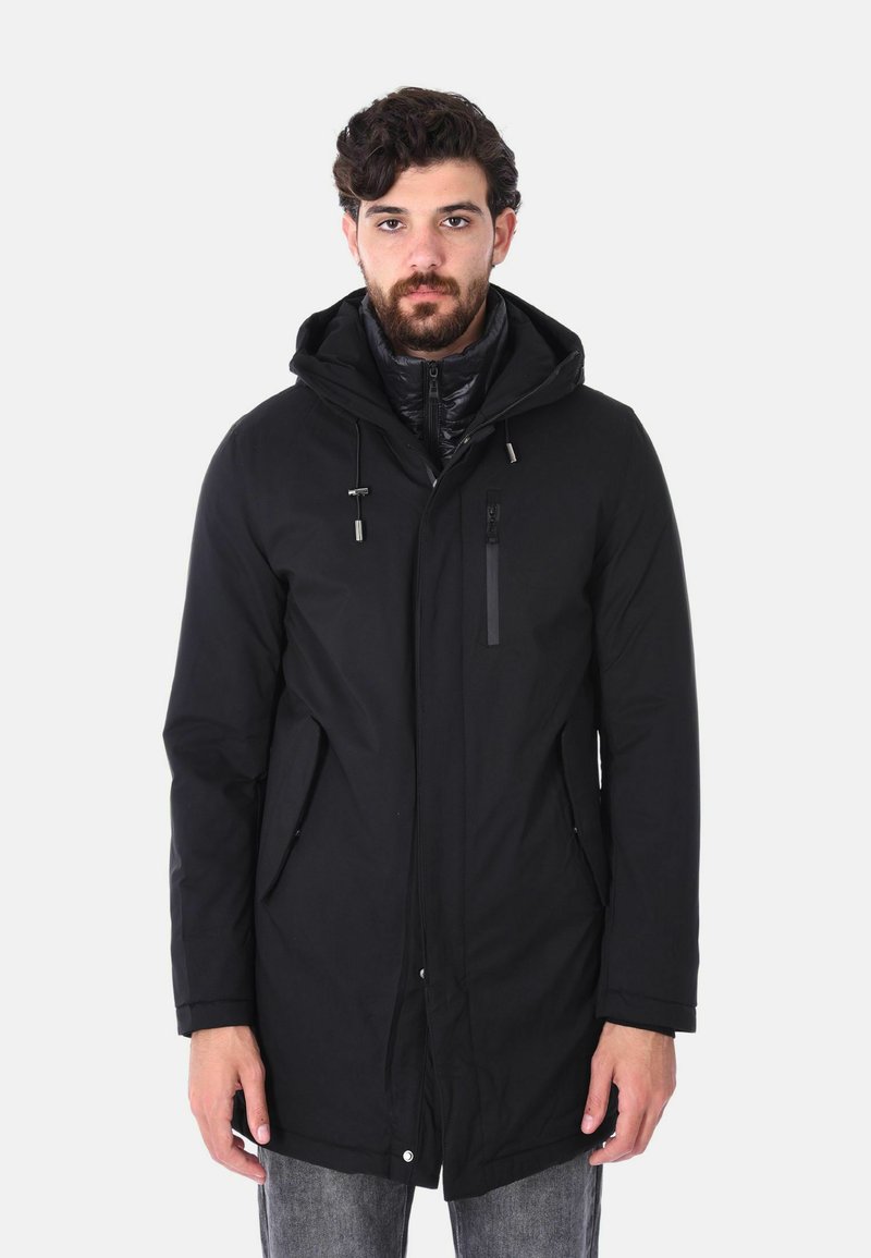 Parka nera con cappuccio, dotata di chiusura con cerniera frontale, due tasche laterali e una tasca sul petto. Tessuto morbido e maniche lunghe, vestibilità casual.