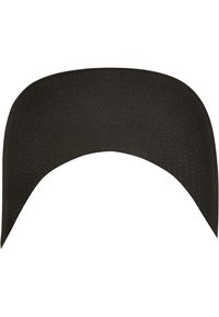 Căciulă neagră cu margine plată, fabricată dintr-un material textil neted, cu detalii de cusătură discrete pe margini. Are o formă angulară și largă.