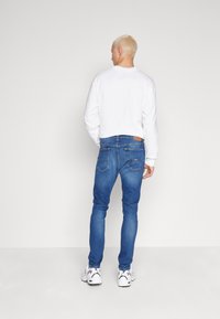 Tommy Jeans AUSTIN SLIM TAPERED - Blugi slim fit - denim dark