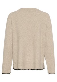 Beżowy sweter dzianinowy z okrągłym dekoltem, opadającymi ramionami oraz frędzlami na czarnym dole. Teksturowane wykończenie pokrywa cały produkt.