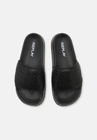 Sandales slides noires avec un upper en mesh, semelle synthétique lisse et logo embossé. Semelle intérieure rembourrée pour le confort et l'adhérence.