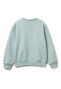 Světle modrý svetr s jemnou texturou, žebrovanými manžetami a pasem. Jednoduchý design zahrnuje kulatý výstřih a spadlé ramena.