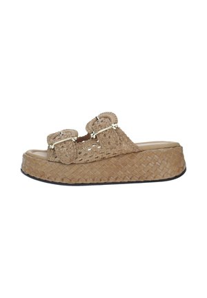 Sandalo platform intrecciato color cuoio con due cinturini regolabili con fibbia e suola imbottita, caratterizzato da un motivo geometrico testurizzato.