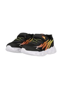 Chaussures de sport noires avec un design de flammes orange et jaunes, tige en maille, lacets verts et semelle en caoutchouc blanche. Sangle à crochets et boucles pour la fermeture.