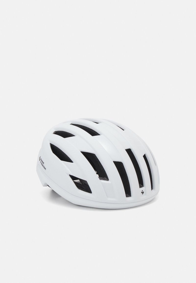 Casque de vélo blanc avec un design aérodynamique, plusieurs fentes de ventilation, une surface lisse et un intérieur rembourré pour plus de confort.