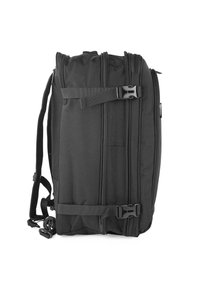 Mochila negra con múltiples cremalleras, correas de compresión laterales, secciones de malla, espalda acolchada, correas de hombro ajustables y una forma rectangular robusta.