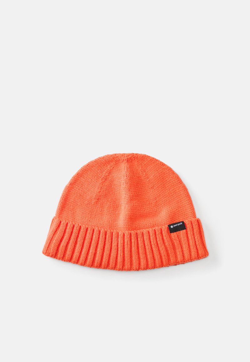 Knitted beanie in bright orange, featuring a folded ribbed cuff and a small branded label on the side. Material appears soft and textured.