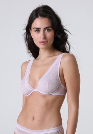 Soutien-gorge in pizzo lilla con scollatura profonda, spalline larghe, motivo floreale e texture morbida. Accompagnato da slip in pizzo coordinati.