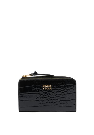 Cartera negra con estampado de cocodrilo y cremallera dorada, con el nombre de la marca "BIMBA Y LOLA" grabado en la parte delantera. Diseño compacto.