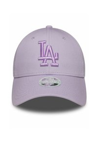 Cappellino da baseball lilla con un logo "LA" ricamato in una tonalità più scura. Presenta una visiera curva e una superficie testurizzata. Include un cartellino sulla visiera.
