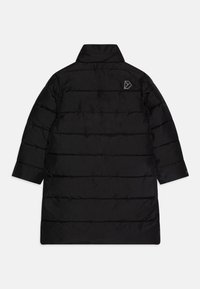 Manteau long noir isolé avec un design matelassé, doté d'un col haut et d'un accent logo subtil dans le haut du dos. Texture lisse.