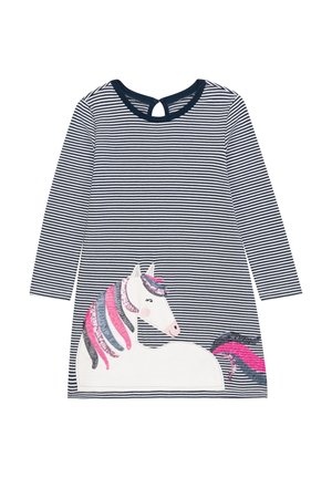 Laivastonsininen ja valkoraidallinen pitkähihainen mekko, jossa valkoinen hevossovellus, jossa on vaaleanpunainen ja laivastonsininen paljeteilla koristeltu harja ja häntä.