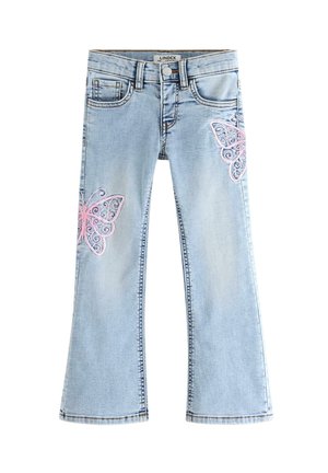 Lyseblå denim flare jeans med pink broderede sommerfuglemotiver på begge forben, med klassisk fem-lomme design og bæltestropper.