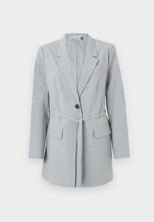 Svetlošedý blazer vyrobený z texturovanej tkaniny, s jedným gombíkom, klopovým golierom a dvoma prednými vreckami. Obsahuje zodpovedajúci opasok.