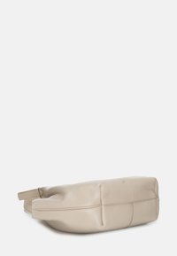 Borsa in pelle beige con una texture liscia, forma arrotondata e due manici corti, con dettagli di cucitura discreti sui lati.