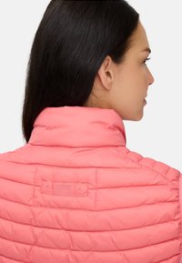 camel active STEPP MIT REFLEKTIERENDEN DETAILS - Weste - winter berry
