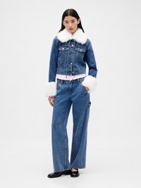 Jaqueta de denim com colarinho e punhos de pelo falso branco, fecho de botão, design cropped, combinada com jeans de perna larga de cintura alta, textura suave.