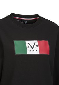 Zwarte sweatshirt met Italiaanse vlag graphic en "19 V 69 ITALIA" tekst op de borst, met een ronde halslijn met streepdetail aan de binnenkant.