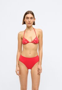 Κόκκινο μπικίνι σετ με τρίγωνο σουτιέν με γραφικό σχέδιο και ψηλόμεσο σλίπ. Φτιαγμένο από λείο, ελαστικό ύφασμα.