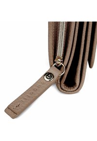 Cartera de cuero marrón texturizado con borde plegado visible y una lengüeta de cremallera de cuero unida a una cremallera plateada.