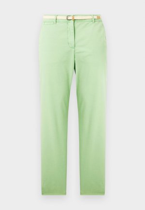 Pantalon en coton vert clair avec une coupe droite, doté d'une ceinture tissée beige, de poches avant et sans motifs ni ornements visibles.