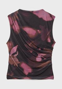 Ärmlös draperad topp med abstrakta rosa och bruna blommönster på en mörk bakgrund.
