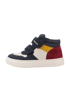 Sneaker alta in blu navy, bianco e rosso, con strap a velcro, materiali in suede e tessuto, suola in gomma. Marchio Geox visibile.