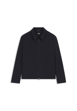 Schwarze, langärmlige Jacke mit Reißverschluss und Kragen, minimalistisches Design und sichtbares "BOSS"-Label innen am Kragen.