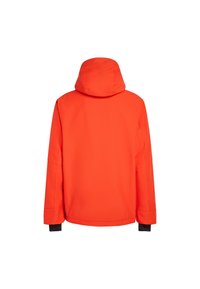 Veste isolante rouge avec capuche, présentant des manches longues et des poignets noirs. Texture de tissu lisse, couleur unie sans motifs.