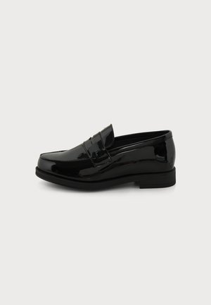 Μαύρο γυαλιστερό δερμάτινο penny loafer παπούτσι με χαμηλό τακούνι και στρογγυλεμένη μύτη, εμφανισμένο από το πλάι σε απλό φόντο.