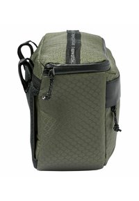Borsa rettangolare verde oliva con un esterno testurizzato, dotata di zip superiore e tasca laterale in rete, realizzata in tessuto resistente e leggero.