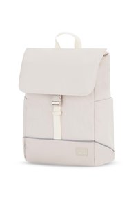 Halvány bézs hátizsák tartós szövetből. Hajtós záródással, állítható pántokkal, oldalsó zsebekkel és egy diszkrét logóval rendelkezik alul.