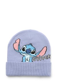 Jasnofioletowa dzianinowa czapka z haftowanym stworem o niebieskiej skórze i różowych uszach oraz napisem "STITCH" na czarno na mankiecie.