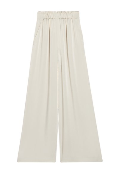 Plati bokgadījumi mīkstajā bežā audumā, kas aprīkoti ar elastīgu jostas vietu, sānu kabatām un gludu, plūstošu struktūru.