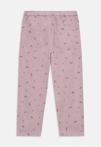 Pantalon en velours côtelé rose avec un motif floral, taille élastique et deux poches au dos. Le tissu présente une texture douce et de petites fleurs détaillées.