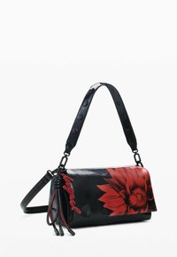Sac en cuir noir avec un grand motif de fleur rouge, anse courte avec des détails en bouton et tirette à fermeture éclair avec un charme en script rouge.