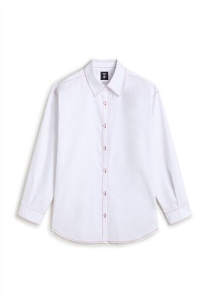 Weiße Baumwollbluse mit langen Ärmeln, spitzem Kragen, Knopfverschluss und kontrastierenden roten Nähten an den Nähten und Bündchen.